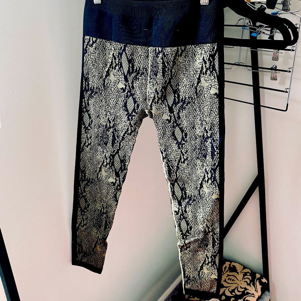 Fabletics cropped leggings